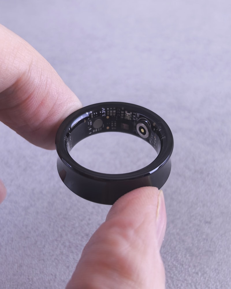 Wearable (Oura, Whoop, Garmin, Apple Health of Google Fit) gekoppeld aan Youcaps, dat slaap-, herstel- en activiteitsdata leest
